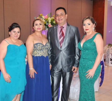 Karla Elvir, la madre del novio, Sandra Isabel Perdomo, Juan Carlos Cardona y Denia Elvir