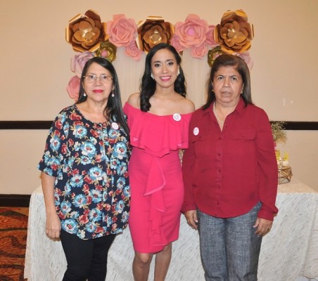 La madre de la novia, Nevia Rápalo, junto a su hija, Nevia Alejandra Montes Rápalo y su futura suegra, María Nerita Villanueva de Mejía