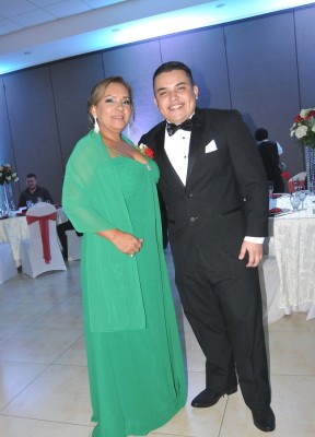 La madre de la novia, Norma Canales junto a Christopher Canales