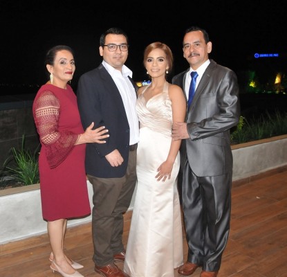 La madre de la novia, Reina Dinora Perdomo junto a los novios y el padre de la novia, Óscar León