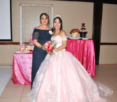 La preciosa quinceañera, Brenda Nicole Santiago Cardona, junto a su especial madre, Brenda Cardona