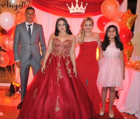 La quinceañera, Angelly Dayanara Baquedano, junto a César Oseguera, su madre, Lizeth Baquedano y Camila Ramírez, su herman