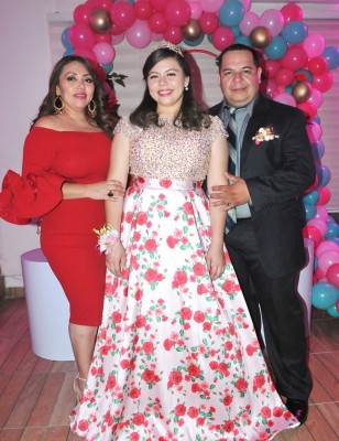 La quinceañera, Lidia Monserrath Flores Rodas, junto a sus orgullosos padres, Danelia Rodas y Christian Flores