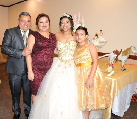 La quinceañera junto a sus hermanas, Fidelina Bonilla y Ana Gabriela Bonilla, acompañadas de su padre, Rafael Bonilla