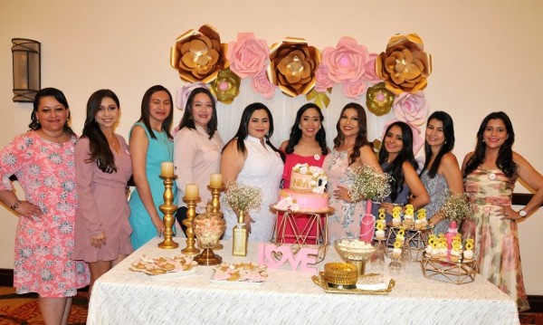 Las damas del cortejo de bodas acompañaron a la novia, Nevia Alejandra Montes Rápalo en su fabuloso bridal shower