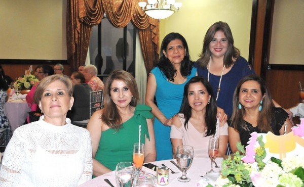 Leticia Vásquez, Gabriela de Interiano, Carmen Marzan, Meybi de Romero, Carol de Samayoa y Fátima Puerto