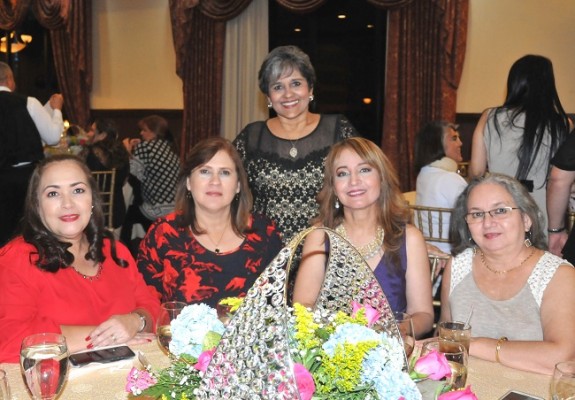 Lilian Huezo, Emma Valle, Geraldina Caballero, Miriam Rivas y Enma Luz Rodríguez