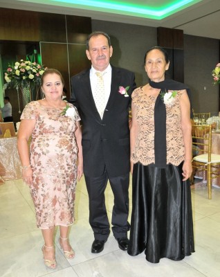 Los padres de la novia, Aurora Aguilar y Valentín Rodríguez junto a la madre del novio, Dina Marilú Miranda