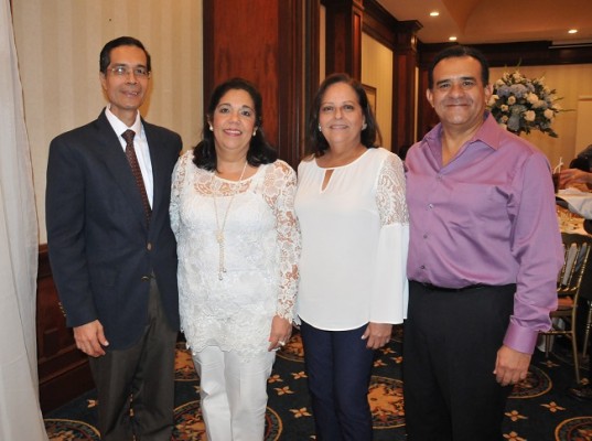 Los padrinos de bautizo, Waldina y Dennis Vallejo junto a Patricia y Óscar Colindres