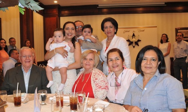 Luisa y Cándido Mejia, María Esther Camacho, Nina Mejía, Richard Morales, Janeth y Rosana Mejía