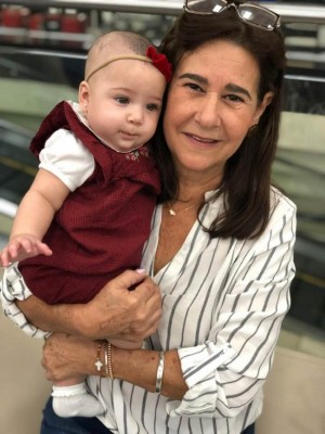 Maritza Mahchi de Pineda con su nieta Catalina
