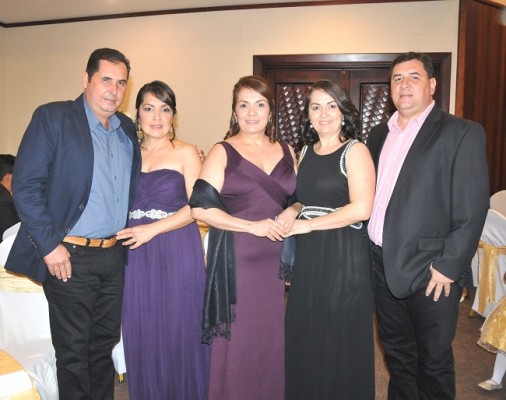 Marlon y Claudia Menjívar, Ana Caballero, Xenia Caballero y Luis Menjívar