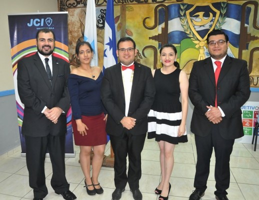 Mauricio Fajardo, Lidia Canales, Lester Herrera, Delia Alva y Cristhian Alva, en la juramentación de Lester Herrera como presidente nacional de la JCI-Cámara 2019 Junior de Honduras