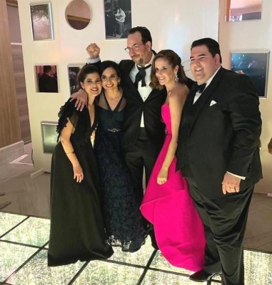 Michelle Kawas, Luisa Peterson, Christian y Natalie Kawas con Emile Kawas en su grandiosa noche de bodas celebrada en los salones del Club Hondureño Árabe.