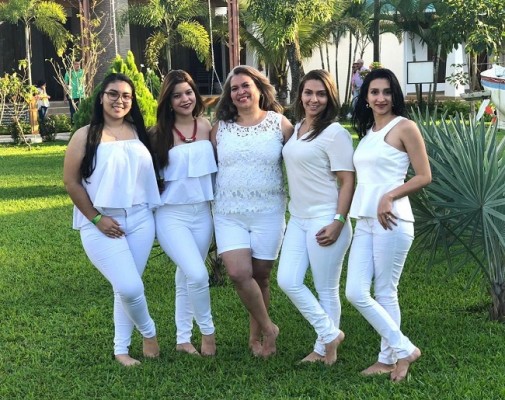 Recibiendo el 2019, el clan Canales-Caballero: Nayeli Madrid Canales, Greisy Caballero, Delmy Canales, Teresa Caballero y Jorleny Caballero