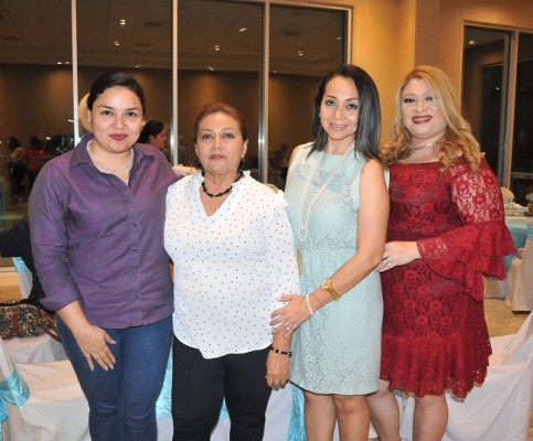 Paola Girón, Olga de Ayala, Olga Ayala de Laínez y Jessy de Pineda