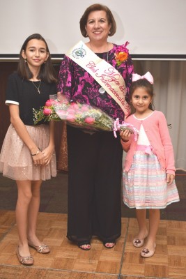 Rita Simón recibió un ramo de hermosas flores y los mimos de sus nietas al ser homenajeada como la "Mujer del Año" 2019 del IWC