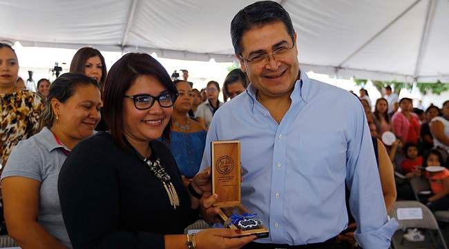“Sí se puede” tener éxito en Honduras a través del emprendimiento, asegura presidente Hernández