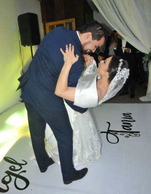 Tras la impecable amenización musical de Rodrigo Cervantes, Tania y Ángel bailaron su primer melodía como esposos.