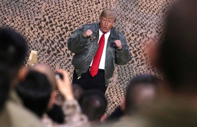 Trump se viste de héroe para conmemorar segundo año en el poder