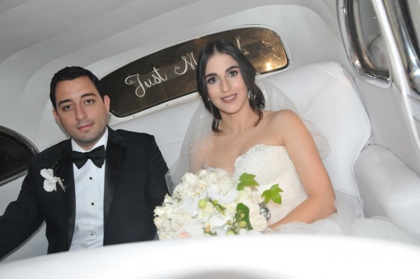 Una imagen de Daniella y David dentro del automóvil clásico que abordaron en su gran noche de bodas
