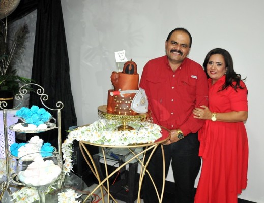 Wilmer Palada junto a su esposa, Melania de Palada, celebrando su cumpleaños en el área social de Merendón Hills en compañía de su familia y amistades más cercanas.