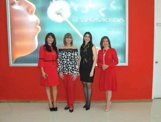 Yenny Orellana, Jennie Martinez, Gina Flores y Ruby Espinal, ejecutivas de Davivienda