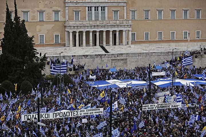 Miles de personas protestan en rechazo al acuerdo para cambiar el nombre a Yugoslava
