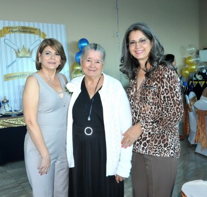 Ángela y Blanca Mancía, junto a Maribel Castro