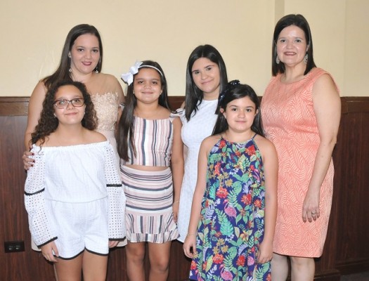 Alejandra Bahr, Daniela Bahr, María Teresa Bahr, Isabella y Cristela Abufele junto a su madre, Guadalupe de Abufele