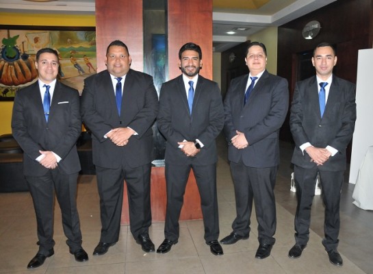 Los caballeros del cortejo de bodas: Alex Montes, Miguel Vásquez, Edwin Coello, David Cuadra y André Espinal