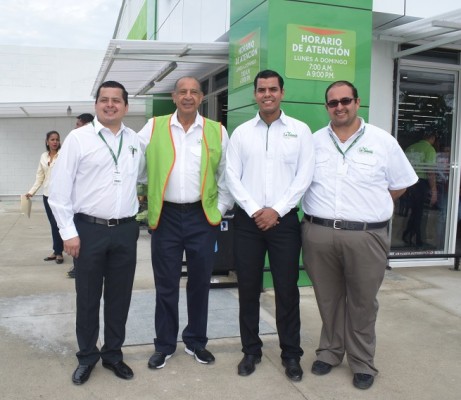 Sergio Rivera, Leonel Giannini, Miguel Vargas y José Flefil, durante la apertura de Supermercados La Colonia en La Lima. 