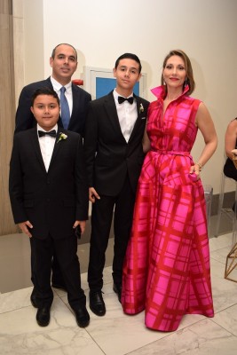 David y Rossina de Handal junto a sus hijos