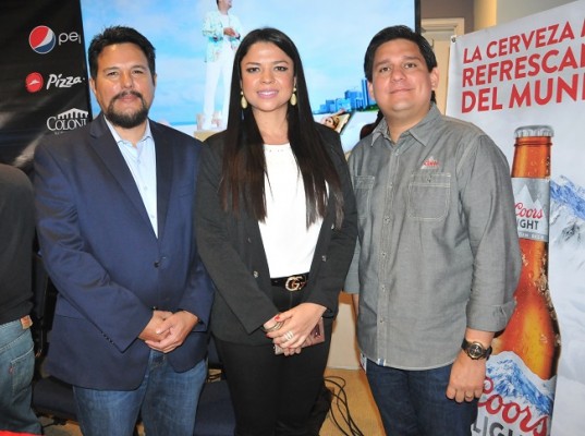 Los represnetantes de City Producciones: Eduardo Benhard, Debbie Figueroa de Benhard, junto a Gustavo Palacios de la marca Coors Light