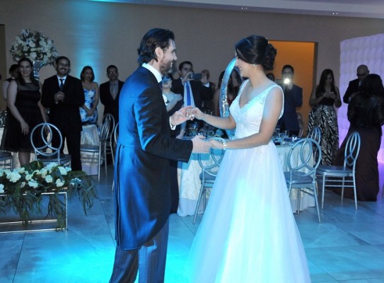 Eduardo y Paola compartieron su primer vals como esposos Senza un peche nada