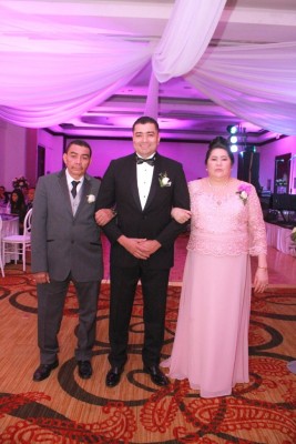 El novio, Carlos Mendez, junto a sus padres, José Mendez y Lucia Martinez