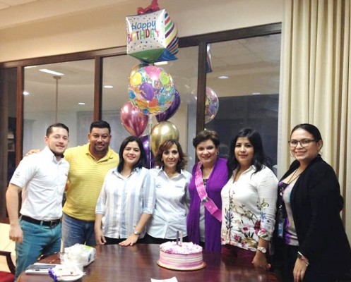 Elisa Pineda fue muy festejada con motivo de su cumpleños
