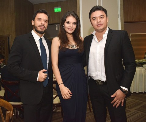Erick, Mari Carmen y Carlos Mendoza