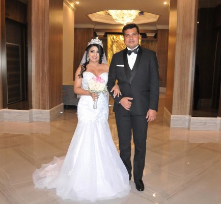 Fernando Javier Flores Ruíz y Lilian Stephanie Escobar Gutiérrez, lucieron impecables en su gran noche de bodas.