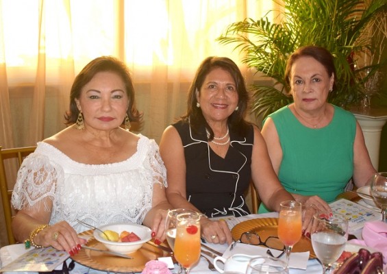 Gabriela Mejía, Vilma Karow y Rosario de Núñez