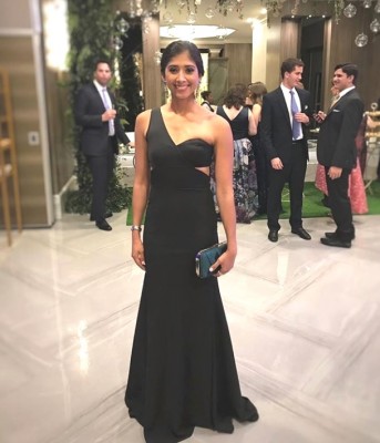 Guapisima en una vestido negro que le sienta como guante, hecho a la medida