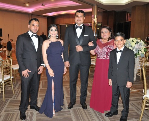 Kevin Flores, Katherine Flores; el novio, Fernando Javier Flores Ruíz junto a su madre, Suyapa Flores y César Flores