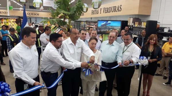 Momentos del corte de cinta inaugural de Supermercados La Colonia, está ubicada en la primera calle, Zona Americana donde se encuentra La Lima City Center.