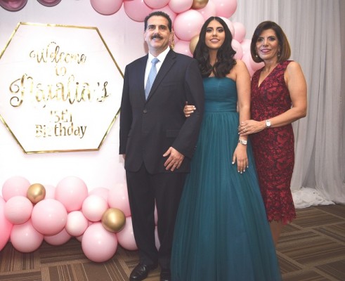 La bella quinceañera junto a sus padres, Jorge y Maritza Panayotti Faraj