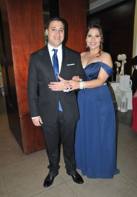 La dama de honor, Emilia Frech, junto a su esposo, Alex Montes.