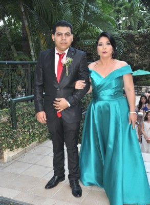 La madre de la novia, Aracely Barrera de Lara y su hijo, Cristian Lara