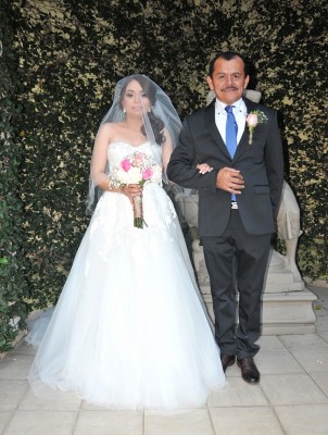 La novia, Bessy Lara, junto a su padre, Santiago Lara Gonzáles
