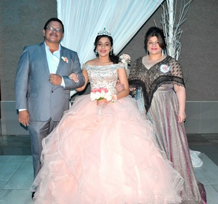 La quinceañera, Natalia Mayela Cerrato, junto a sus padres, Alfonso Cerrato y Lorena Mayela Cáceres