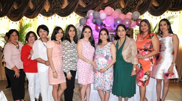Las oferentes del agasajo maternal en honor a Michelle Montoya de Hernández