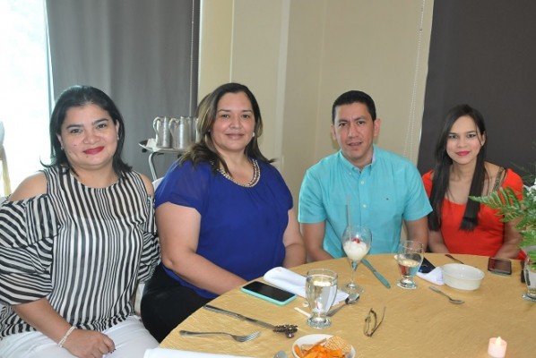 Lesly Valle, Ana Valenzuela, Allan Bustillo y Karen Castillo